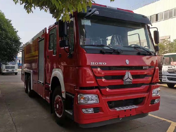 中洁牌豪沃16吨水罐消防车