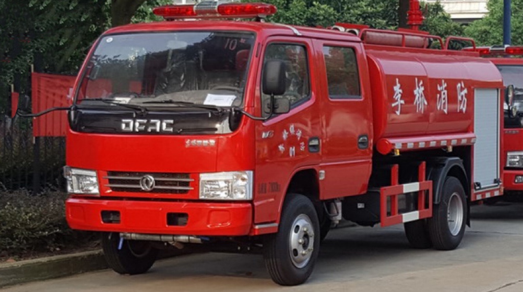中洁牌东风4吨消防洒水车