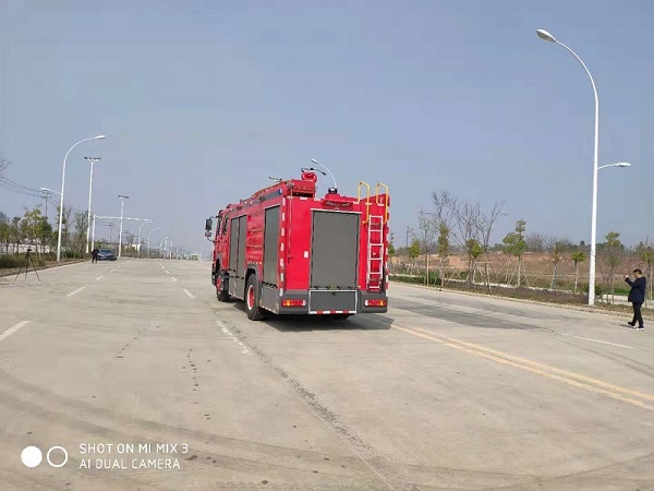 中洁牌重汽豪沃抢险救援车