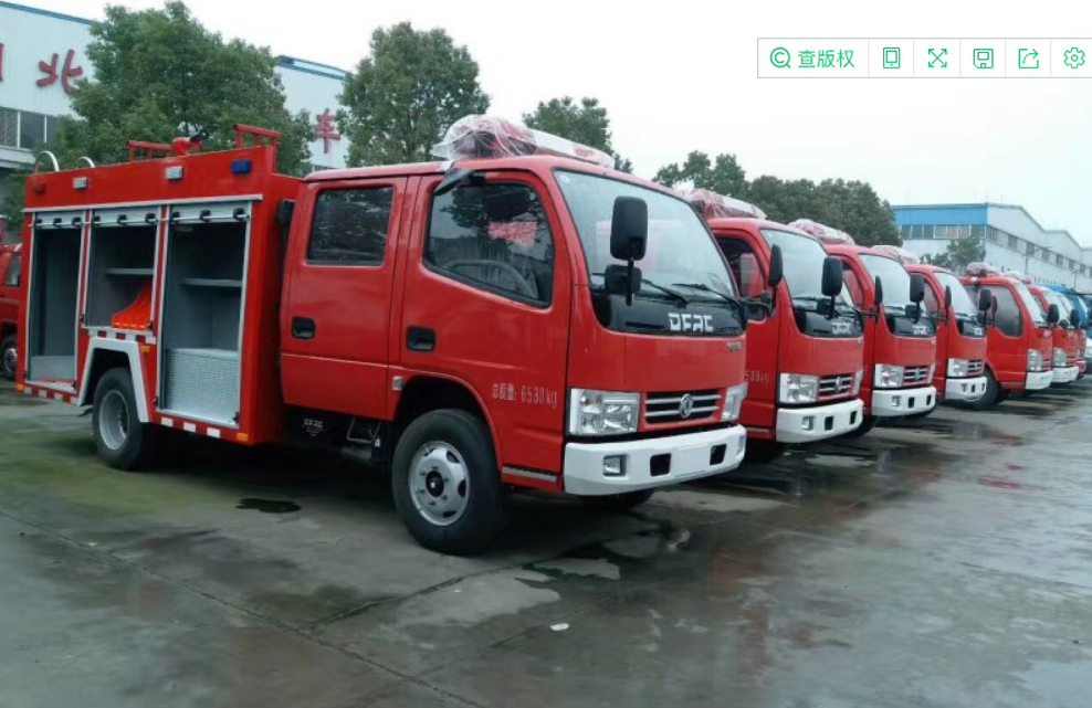 新中绿2.5吨东风多利卡水罐消防车