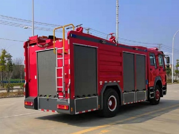 重汽豪沃干粉水泡沫联用消防车