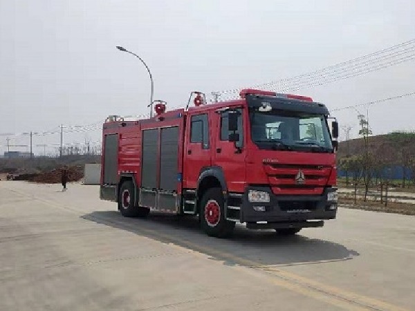 重汽豪沃干粉水泡沫联用消防车