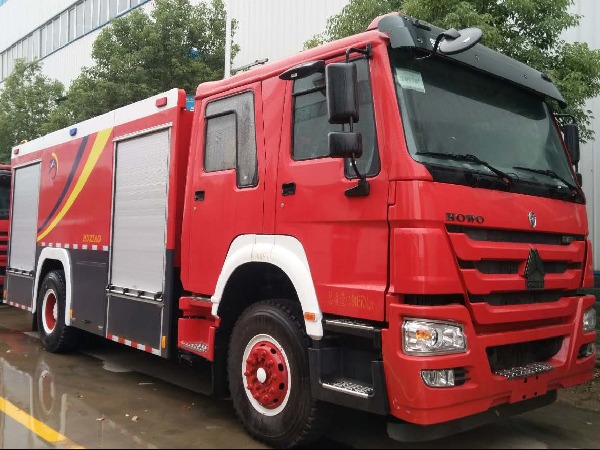 重汽豪沃8吨泡沫消防车
