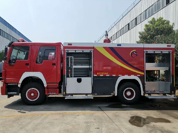 重汽豪沃8吨泡沫消防车